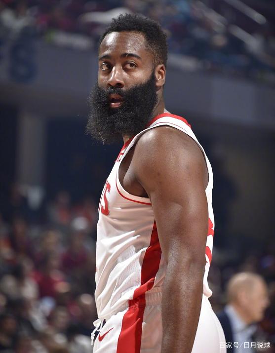 47岁苏提达率泰国队入场，穿西装系领带气宇轩昂，“艳压”欧拉弄（47岁苏提达领衔泰国队亮相，西装配领带气度不凡，风头盖过欧拉弄）