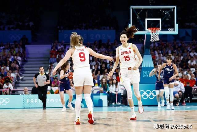 欧冠决赛用球谍照：包含白+深紫，灵感来自举办城市布达佩斯（欧冠决赛用球曝光：白+深紫配色，设计灵感源自主办城市布达佩斯）