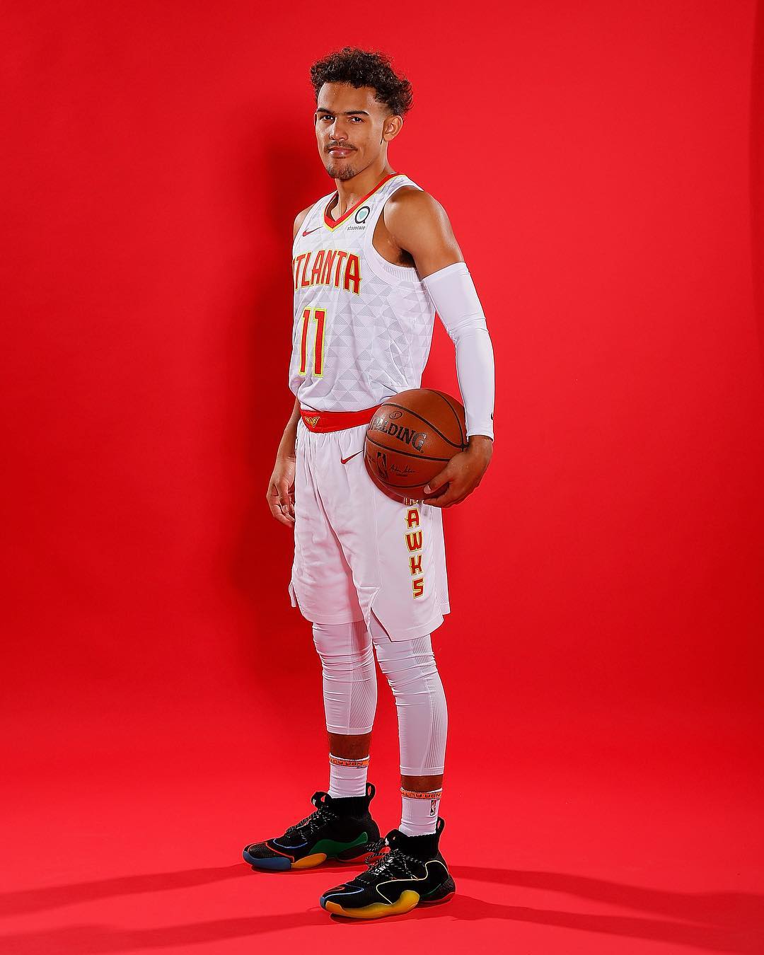 孙悦退役后与妻女定居美国，曾是NBA新星，早年受篮球启蒙，父母支持其篮球之路。（退役后孙悦携妻女定居美国：昔日NBA新星，自幼受篮球熏陶，在父母支持下走上篮坛之路）