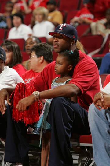 布冯：意大利唯一缺点是偶尔“短路”；无欧战踢是米兰的优势（布冯称意大利唯一短板是偶尔“断电”，无欧战让米兰占优）