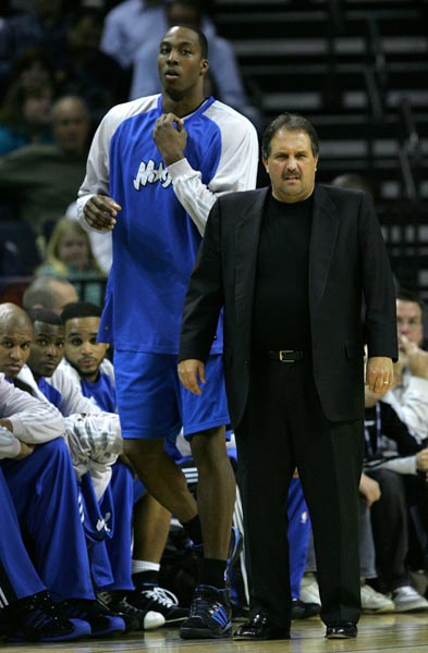 欧文突破防守造成杀伤，制造罚球（欧文强突造犯规，站上罚球线）