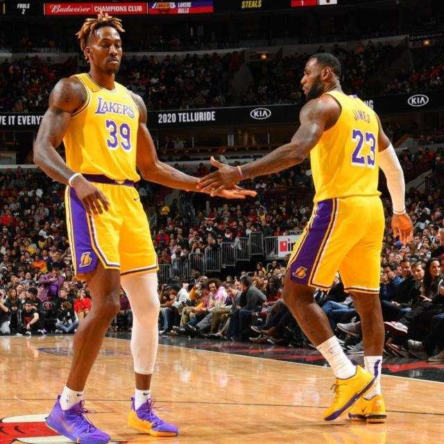 每体：阿根廷队在西班牙集训，球迷热情高涨只为一睹梅西风采（每体：阿根廷队西班牙备训，球迷蜂拥而至只为目睹梅西）